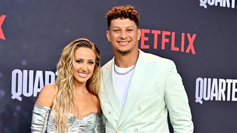 brittany mahomes naked|Patrick Mahomes wife Brittany exposes bare chest in sizzling。